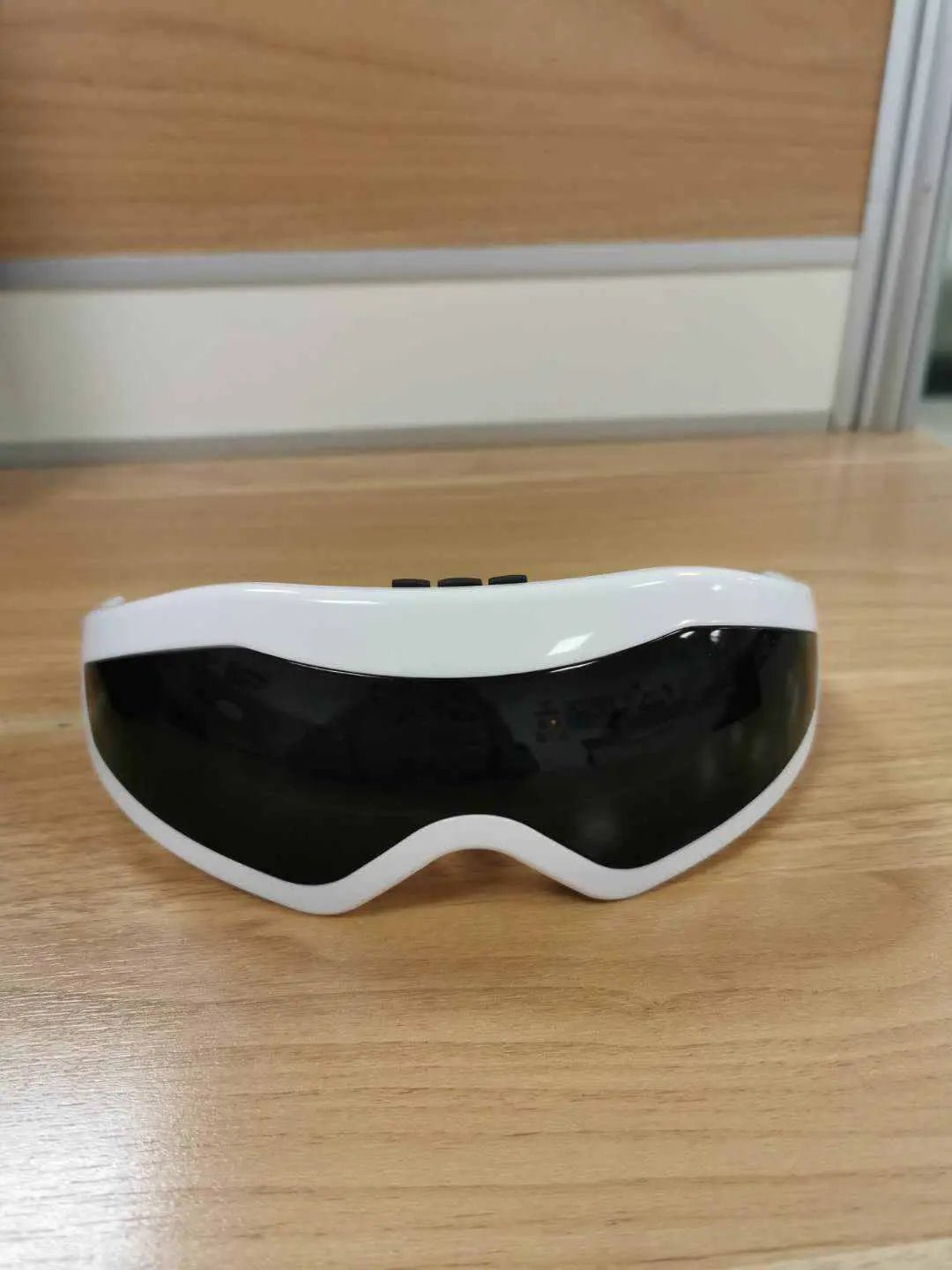 Eye massager Black white